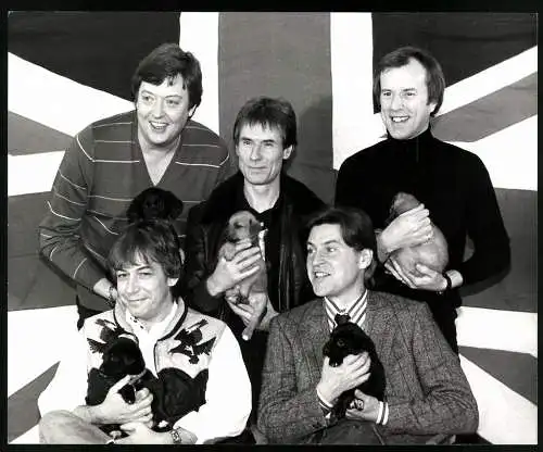 Fotografie britische Band The Animals mit kleinen Hundewelpen im Arm vor dem Union Jack, Grossformat 25 x 20cm