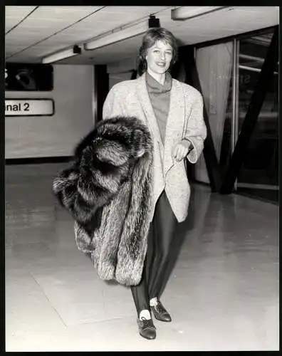 Fotografie englische Schauspielerin Charlotte Rampling mit Pelzmantel am Flughafen, Grossformat 20 x 25cm