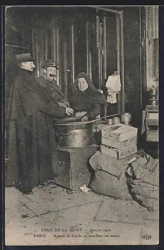 AK Paris, Crue de la Seine, Janvier 1916, Agents de Garde se chauffant les mains