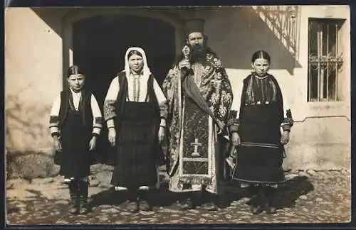 AK Le pope de Bukova pres de Monastir avec sa famille