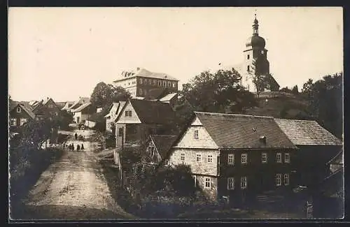 AK Heinersdorf / Sonneberg, Strassenpartie mit Kirche