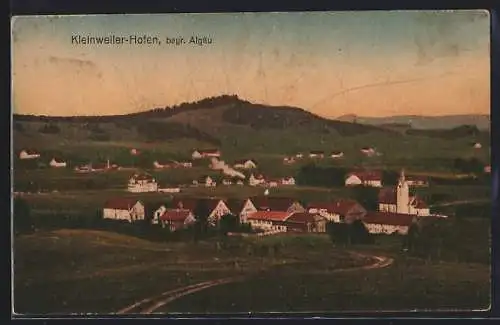 AK Kleinweiler-Hofen /Allgäu, Gesamtansicht mit Landstrasse aus der Vogelschau