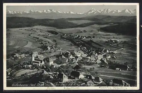 AK Grafenhausen /Schwarzwald, Totalansicht mit Alpenpanorama, Fliegeraufnahme