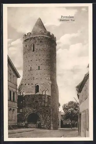 AK Prenzlau, Stettiner Tor mit Strasse