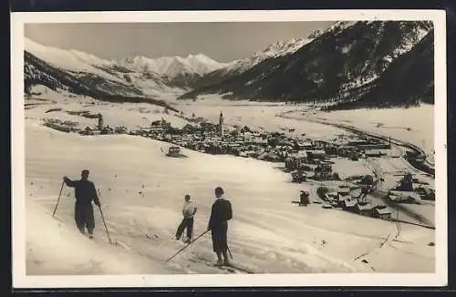 AK Samaden, Ortsansicht mit Kirche im Winter, Skiläufer am Berghang