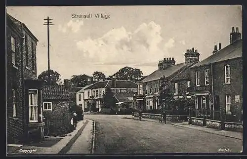 AK Strensall Village, Strassenansicht mit Wohnhäusern