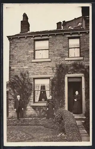 AK Huddersfield, Ein Mann und zwei Frauen vor einem Wohnhaus