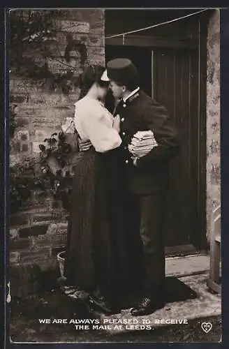 AK Leeds, Frau und Postbote küssen sich, We are always pleased to receive Mail at Leeds