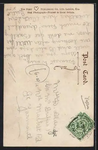 AK Leeds, Frau und Postbote küssen sich, We are always pleased to receive Mail at Leeds