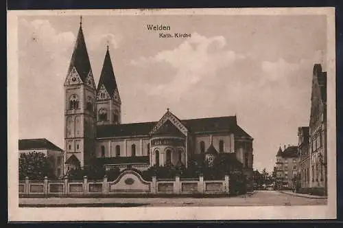 AK Weiden / Oberpfalz, Strassenpartie mit Kath. Kirche
