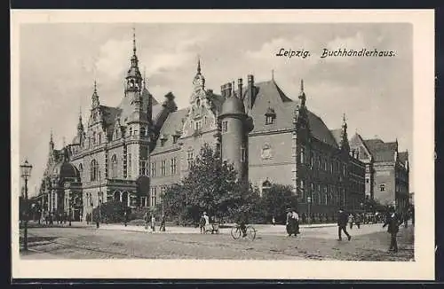 AK Leipzig, Buchhändlerhaus mit Passanten
