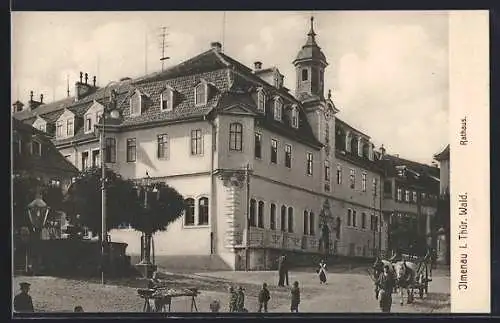 AK Ilmenau i. Thür. Wald, Rathaus mit Vorplatz, Pferdekutsche und Passanten