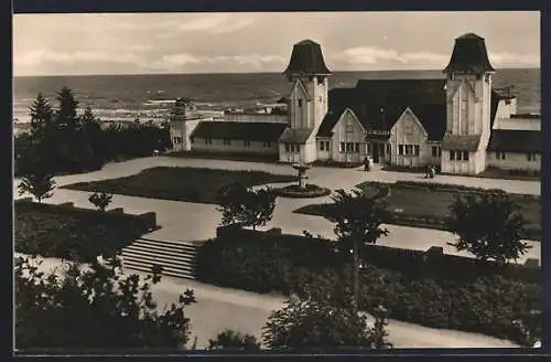 AK Heringsdorf / Ostseebad, Schwimmbad mit Vorplatz und Gartenanlagen