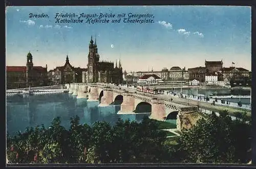 AK Dresden, Friedrich-August-Brücke mit Georgentor, Katholischer Hofkirche und Theaterplatz