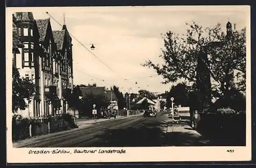 AK Dresden-Bühlau, Bautzner Landstrasse mit Auto und Passant