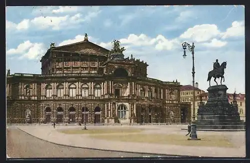 AK Dresden, Opernhaus mit Vorplatz und Denkmal
