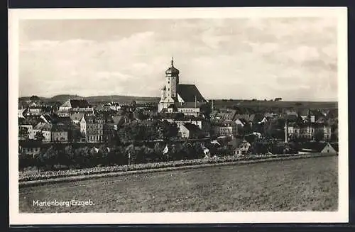 AK Marienberg /Erzgeb., Blick vom Feld auf Teilansicht mit Kirche