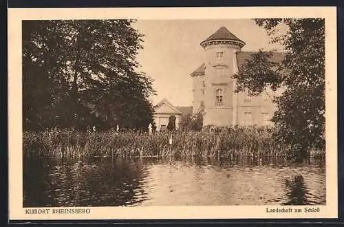 AK Rheinsberg, Landschaft am Schloss vom Wasser aus auf Schilfufer