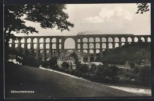 AK Göltzschtal, Göltzschtalbrücke mit fahrendem Zug
