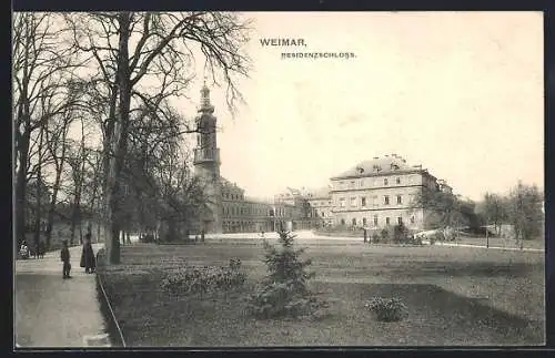 AK Weimar / Thüringen, Residenzschloss mit Grünanlage