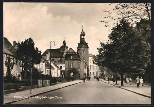 AK Köthen / Anhalt, Magdeburger Turm mit Passanten