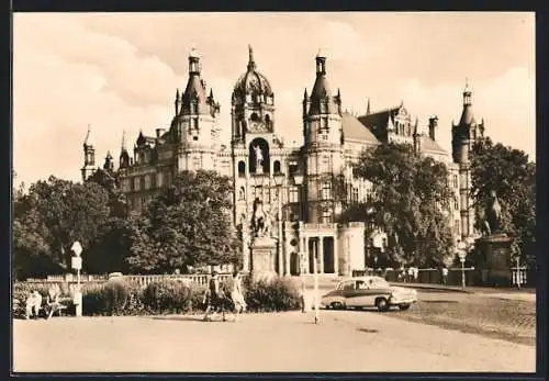 AK Schwerin / Mecklenburg, Auto Wartburg 311 am Schloss (jetzt Pädagog. Institut)
