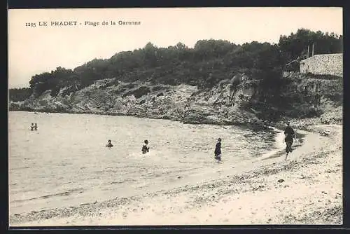 AK Le Pradet, Plage de la Garonne avec baigneurs et paysage côtier rocheux