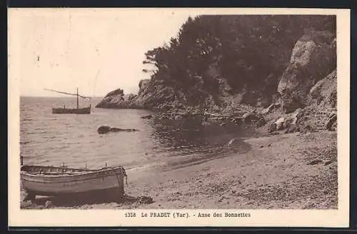 AK Le Pradet, Anse des Bonnettes avec bateaux sur la plage et vue côtière