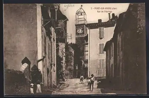 AK Puget-sur-Argens, Rue de l`Horloge avec la tour de l`horloge et passants