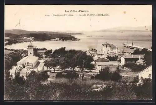 AK Porquerolles, Vue sur le village et le littoral avec voilier amarré