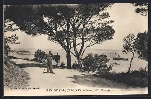 AK Porquerolles, Notre petite Corniche avec vue sur la mer et bateau en arrière-plan