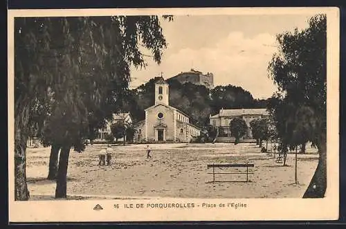 AK Porquerolles, Place de l`Église avec vue sur le château en arrière-plan