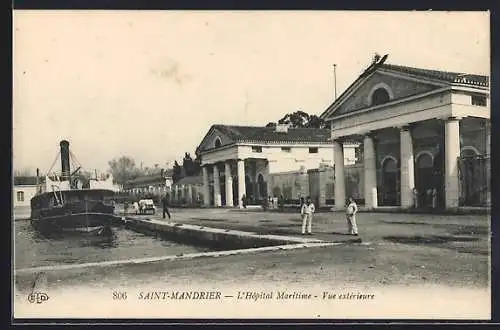 AK Saint-Mandrier, L`Hôpital Maritime, Vue extérieure avec quai et bateau