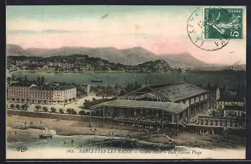 AK Sablettes-les-Bains, Grand Hôtel et Hall Casino Plage avec vue sur la baie et montagnes en arrière-plan