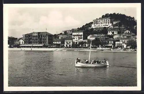 AK Le Lavandou, Vue sur la plage et le village avec bateau à voile