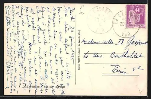 AK Le Lavandou, Vue sur la plage et le village avec bateau à voile