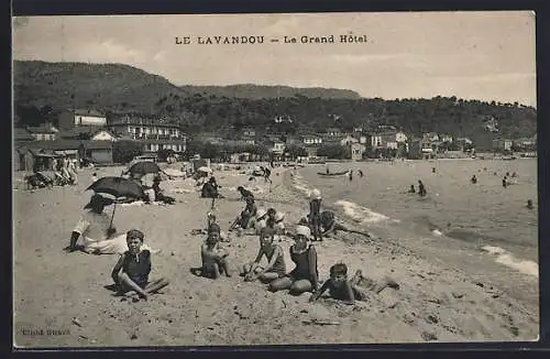 AK Le Lavandou, Le Grand Hôtel et plage animée avec baigneurs