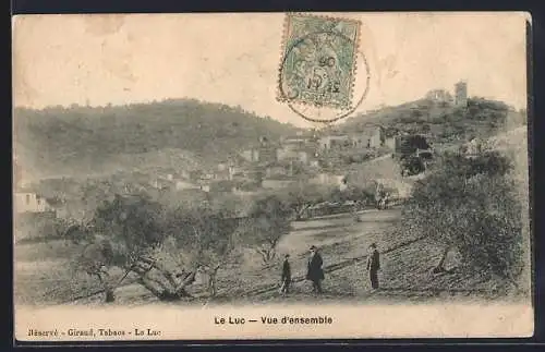 AK Le Luc, Vue d`ensemble du village et des collines environnantes