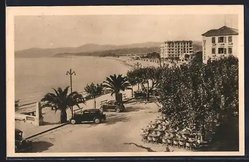 AK Le Lavandou, Vue de la plage avec palmiers et bâtiments en bord de mer