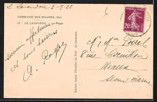 AK Le Lavandou, Vue de la plage avec palmiers et bâtiments en bord de mer