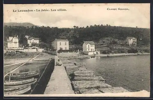 AK Le Lavandou, La Jetée et les villas en bord de mer