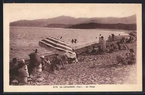 AK Le Lavandou, La Plage avec des baigneurs et parasols