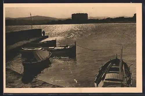 AK Le Lavandou, La Jetée avec bateaux au coucher du soleil