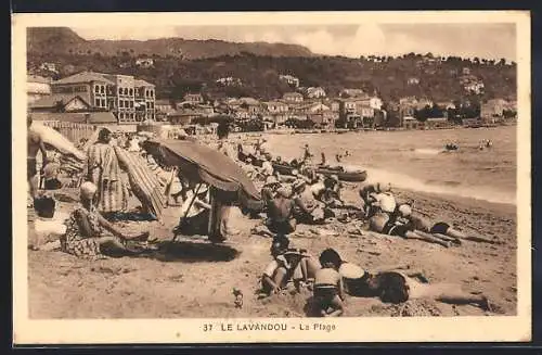 AK Le Lavandou, La Plage animée avec baigneurs et parasols