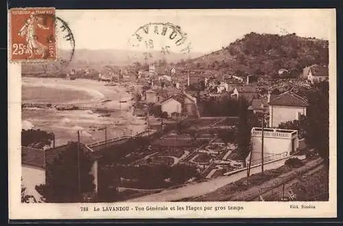 AK Le Lavandou, Vue générale et les plages par gros temps