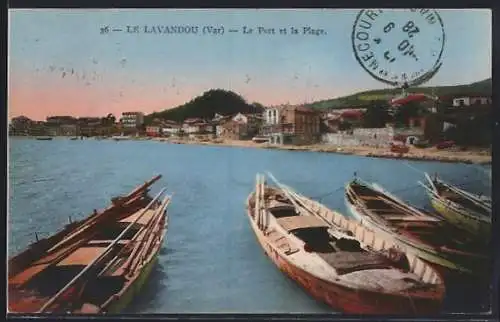 AK Le Lavandou, Le Port et la Plage avec bateaux amarrés