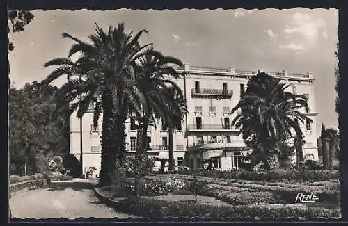 AK Hyères, Vue de l`Hôtel Regina avec palmiers et jardin luxuriant
