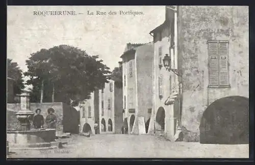 AK Roquebrune, La Rue des Portiques mit Brunnen und Passanten
