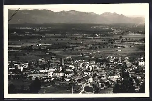 AK Roquebrune-sur-Argens, Vue générale du village et des montagnes en arrière-plan