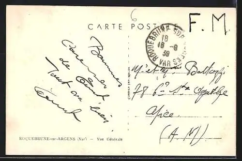 AK Roquebrune-sur-Argens, Vue générale du village et des montagnes en arrière-plan